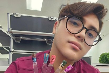 El exreportero de farándula labora más de doce horas como técnico en uñas.