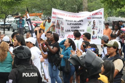 La audiencia se lleva a cabo en medio de un plantón en los exteriores.