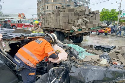 El choque dejó la parte frontal del vehículo liviano en ruinas.