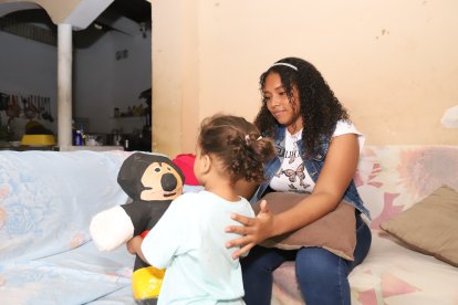 Dariel pasea con su monigote por toda su vivienda.