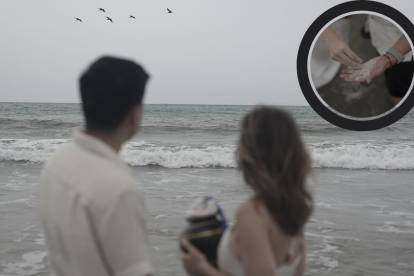 Karime Borja y Matthew Lapo esparciendo las cenizas de su hijo Mateito.