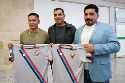 Omar Asad (d) en su llegada al Aeropuerto Internacional Mariscal Sucre, en Quito.