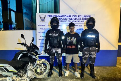 En uno de los video de seguridad se puede observar que un sujeto llega en una moto y dispara a las dos personas, segundos después es detenido.