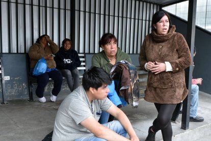 Los familiares del chico que recibió las cornadas esperaban que le dieran el alta. Estaban afuera del Hospital Enrique Garcés.
