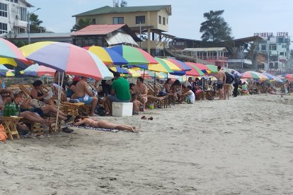 Turistas disfrutando de las playas durante el feriado de Año Nuevo.