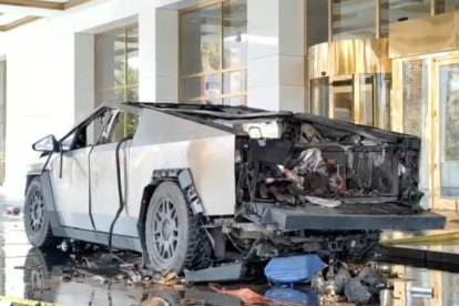 Restos de un Tesla Cybertruck que explotó frente al Hotel Trump en Las Vegas, Nevada, EE. UU., el 1 de enero de 2025.