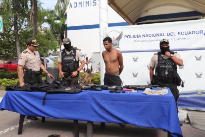 El detenido registra antecedentes penales. Estaba en una casa en donde había varias evidencias.