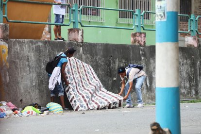Dos ciudadanos se llevaron el colchón manchado de sangre.