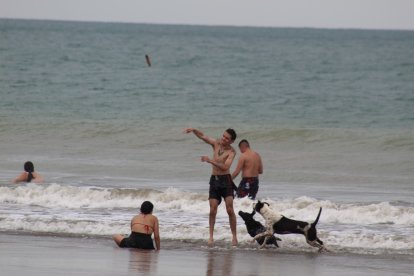 Con el mar menos agitado y seguridad, varias playas de Esmeraldas se convirtieron en el refugio para turistas.