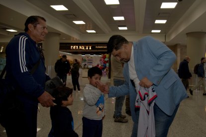 El Turco Asad empezó a sentir el cariño de los aficionados de El Nacional.