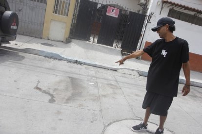 Un vecino muestra el lugar donde ocurrió el incendio. Allí todavía se observan indicios del fuego.