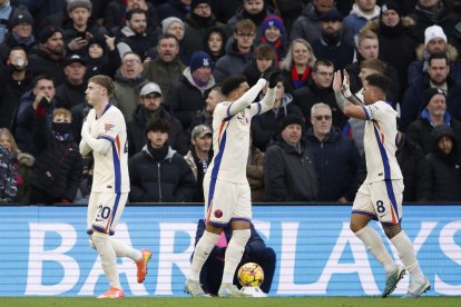 Cole Palmer (i) en el festejo de gol con Chelsea en el empate 1-1 ante Crystal Palace