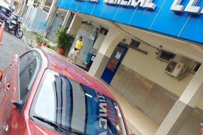 En este vehículo viajaba la pareja junto a su mascota.