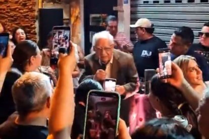 Héctor Jaramillo farreó y cantó con el público en plena calle.