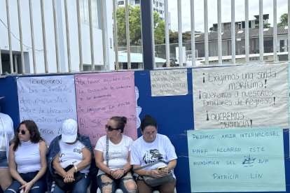 En el plantón, algunos familiares estaban visiblemente afectados por la todavía desaparecida de los pescadores.