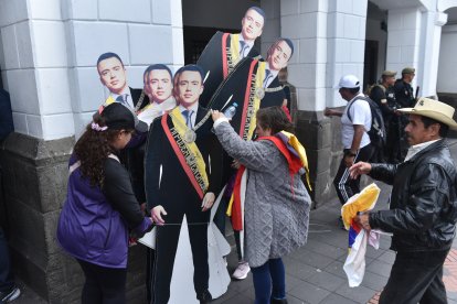 Tal como sucedió la campaña anterior, se repartieron figuras de cartón de Daniel Noboa.