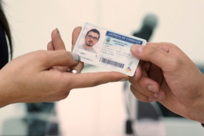 Conducir con una licencia vencida en Ecuador implica severas penalizaciones.