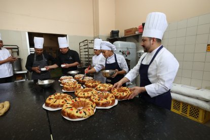 Chefs de la panadería del hotel Hilton preparan y decoran las roscas rellenas de manjar.