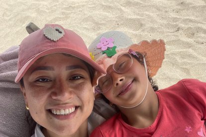 La periodista junto a Micaela disfrutaron de la playa.