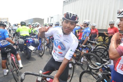 El ciclista carchense Jhoffre Imbaquingo (blanco) compitió en la Vuelta al Ecuador con el Team GIANT Toscana, escuadra con la que aún no ha podido renovar.