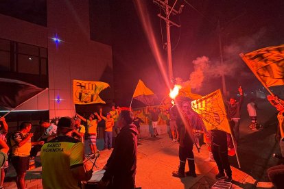 Hinchas reciben al Ídolo en los exteriores del hotel Wydham, de Manta.