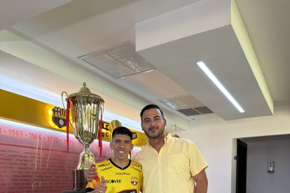 La afición canaria pide a Antonio Álvarez (i) que se enfoque en los fichajes para la temporada 2025.