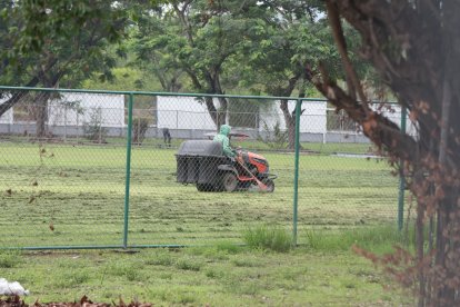 Las canchas del polideportivo de los Samanes todavía están en mantenimiento.