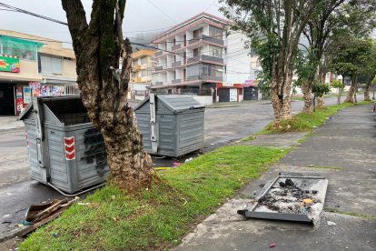 A este contenedor le desprendieron la tapara quemar sobre este monigotes, en la calle Santa Rosa, de Miraflores.