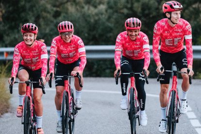 Richard Carapaz luce el nuevo uniforme del EF Education-EasyPost.