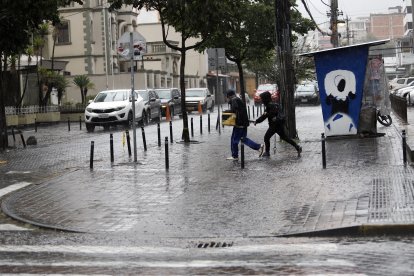 Durante una lluvia con rayos, lo mejor es buscar un sitio seguro.