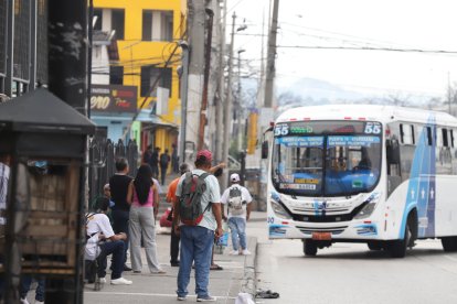 Algunos ciudadanos esperaron por varios minutos a los buses.