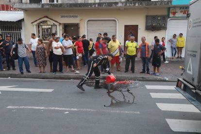Los restos de la víctima quedaron esparzidos en la calzada.