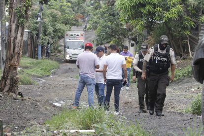 Miembros de la Policía llegaron hasta Flor de Bastión, lugar donde ocurrió el ataque.
