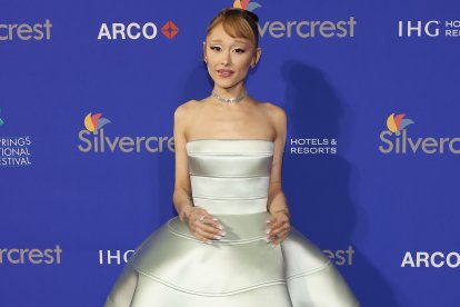 La actriz y cantante Ariana Grande en una reciente gala dejó apreciar su delgadez.