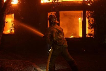 Los servicios de emergencia tienen dificultades para contrarrestar las llamas.