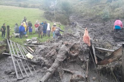 Los comuneros ayudaron a recuperar el cuerpo del adulto mayor atrapado en el lodo.