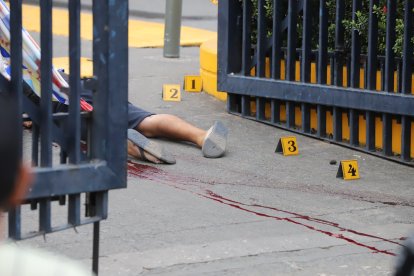 El cuerpo de la víctima quedó tendido en la entrada del centro comercial.