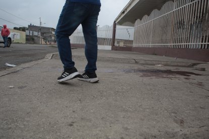Todavía quedaba el rastro de sangre este 11 de enero fuera de un hospital de Durán.