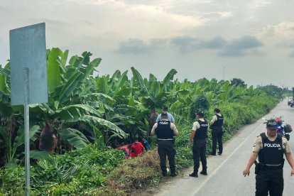 Agentes de la policía revisaron el sitio del crimen, buscando indicios.