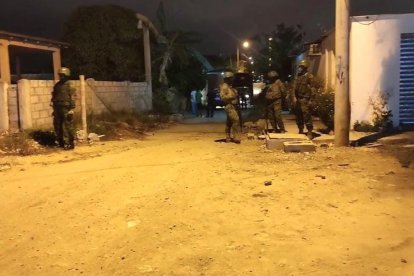 Militares vigilaron el lugar en donde fue acribillada una familia, en Ballenita.