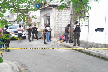 Los familiares del fallecido lloran desconsolados sobre su cadáver.