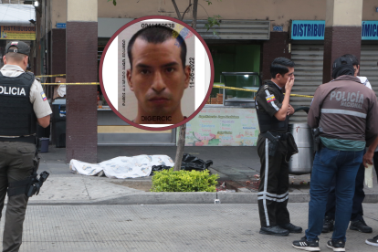 El cuerpo de Ángel Ramos quedó en la vereda. Policías llegaron al lugar.