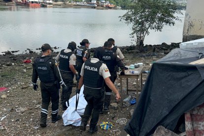 Policías se llevaron el cadáver encontrado en el estero Salado.