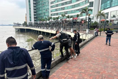 La policía llegó al lugar para levantar el cuerpo sin vida.