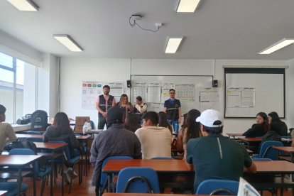 Equipos del CNE capacitan a la ciudadanía para las elecciones de 2025 en Ecuador.