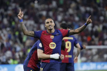 YEDA (ARABIA SAUDÍ), 12/01/2025.- El delantero del FC Barcelona Raphinha celebra su segundo gol, quinto del equipo, durante el partido de la final de la Supercopa de España de fútbol entre el Real Madrid y el FC Barcelona, este domingo en Yeda, Arabia Saudí. EFE/ Alberto Estévez