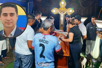 Ciudadanos de Arenillas se reunieron en la casa de velación, exigiendo justicia y que el crimen no quede impune.