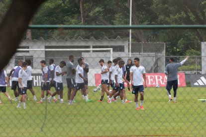 Emelec inició su pretemporada 2025 en el Polideportivo de Los Samanes, previo al viaje a Perú y Colombia