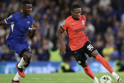 Moisés Caicedo (i) le ha ganado todos los duelos a Pervis Estupiñán