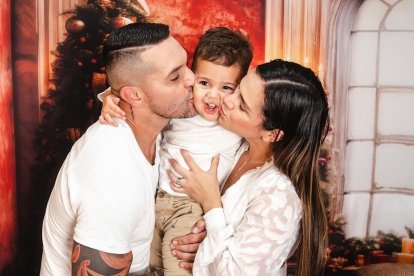 La pareja espera a su segundo hijo. El primer niño se llama Efraín.